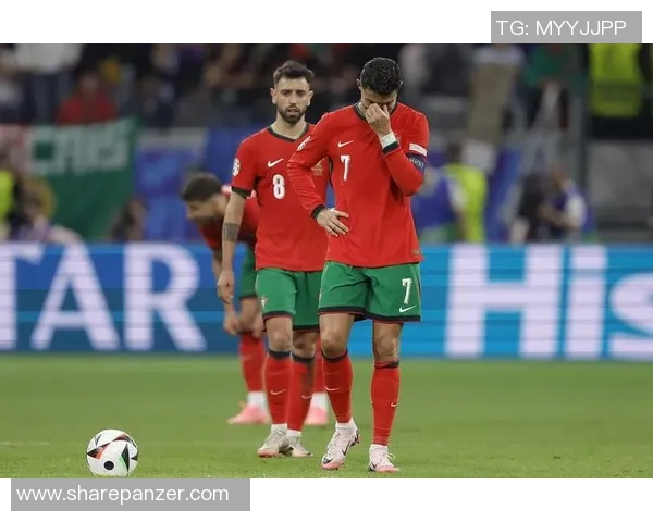 足球巨星儿子因父亲退役落泪 感人瞬间触动无数球迷心弦 足球巨星儿子因父亲退役落泪 感人瞬间触动无数球迷心弦